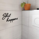 Schriftzug Shit happens – Nachhaltig aus PLA im 3D-Druck gefertigt